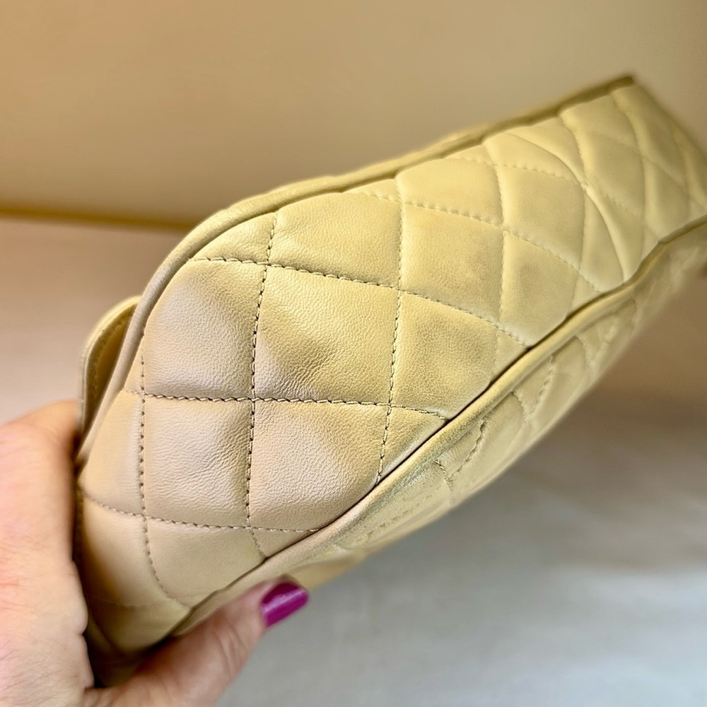 CHANEL Cream Quilted Bag with Gold Chain - Picture 10 of 16